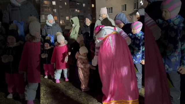 Новогодний праздник во дворе смотреть онлайн