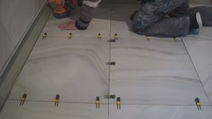 С чего начать укладку пола в душевой без бортика - как правильно. #new #diy #топ