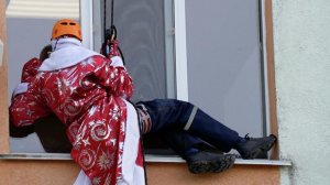 Спасатели в костюмах Дедов Морозов поздравили пациентов больницы им. З. А. Башляевой в Москве