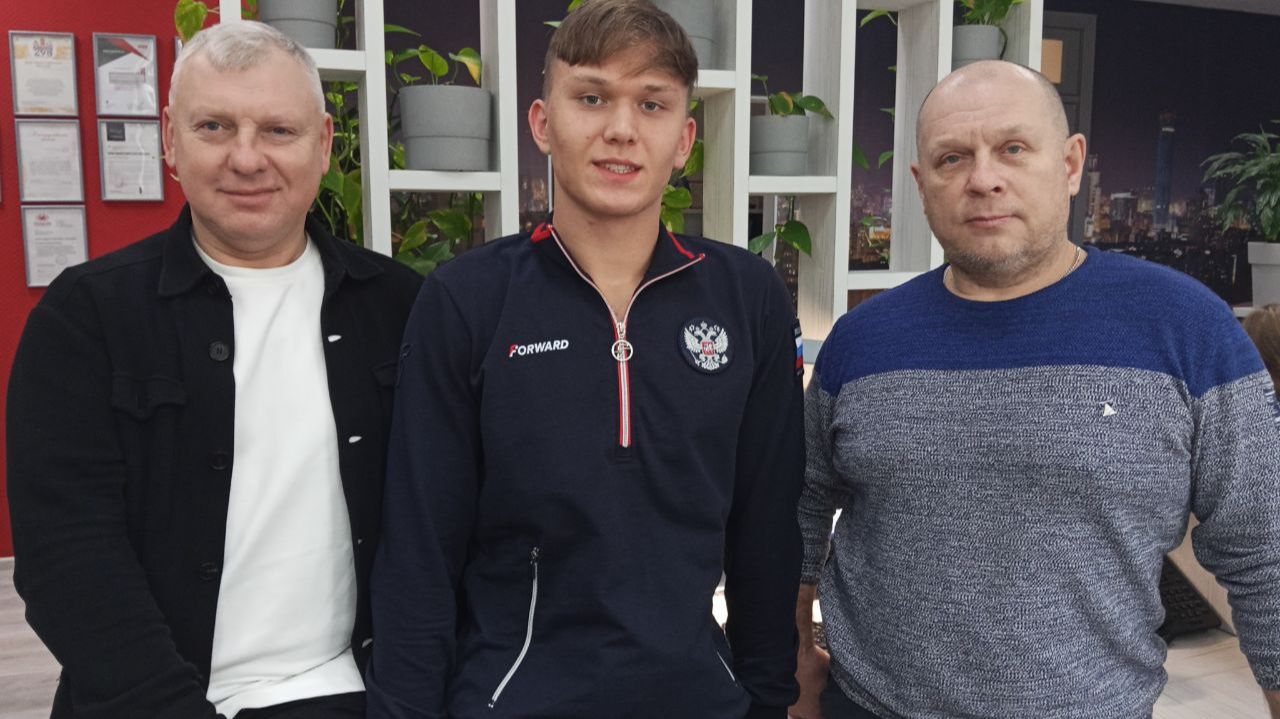 Его поднимал одной рукой мужик ростом 2,20. А он все равно победил! смотреть онлайн