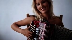 Подкрался сзади гармонист