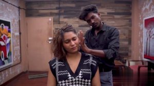 Крутой массаж головы от индийского парикмахера