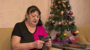 Она вяжет носочки нашим бойцам в надежде, что кто-то так же позаботится и о ее племяннике