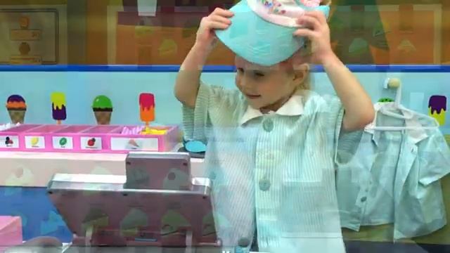 Настя играет в профессии повара и кондитера на детской площадке