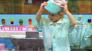 Настя играет в профессии повара и кондитера на детской площадке