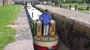 Девушка вручную открывает и  закрывает шлюз в Англии.