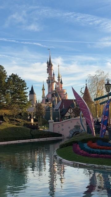 Диснейленд: как не стоять в очередях #диснейлендпариж#лайфхакдляпутешествий#аттракционы смотреть онлайн