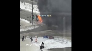 Горящая маршрутка в центре Барнаула