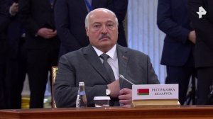 Лукашенко причесал таракана во время выступления Владимира Путина на саммите СНГ в Петербурге