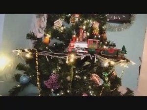 ЖД станция вокруг новогодной ёлки)