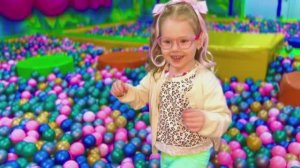 Каролина в детской игровой зоне