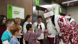 Деды Морозы и Снегурочки навестили детей, которым в Новый год придется остаться в больнице.