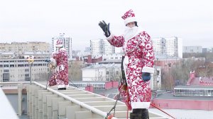 Деды Морозы и Снегурочки поздравили детей в столичных больницах.