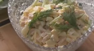 Вкуснейший салат с ананасом.