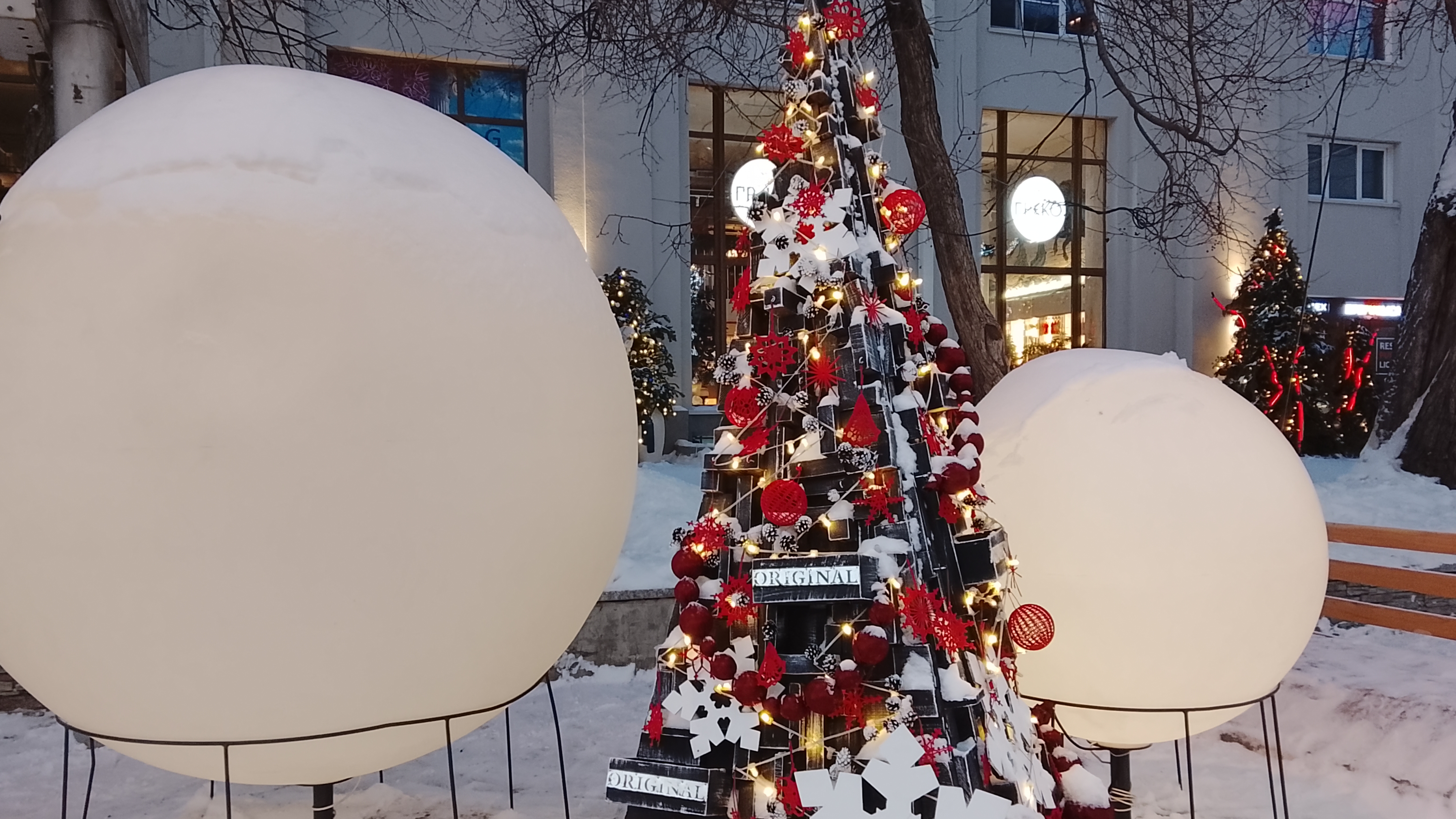 Улица Ленина. Новогодняя атмосфера. Новосибирск готовится к Новому Году./ 14.12.1025🙂