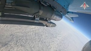 مشاهد لقصف قاذفات "سو-34" تجمّعا أوكرانيا مدرعا بالقنابل المجنحة