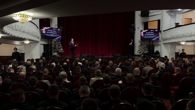 Олег Кожемяко вручил награды приморским военным.