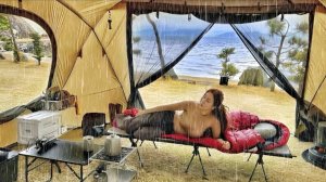 Промокшая девушка, в кемпинге под большим тентом на пляже.