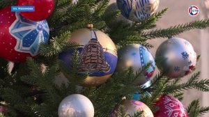 На площади Нахимова установили новую главную ёлку Севастополя