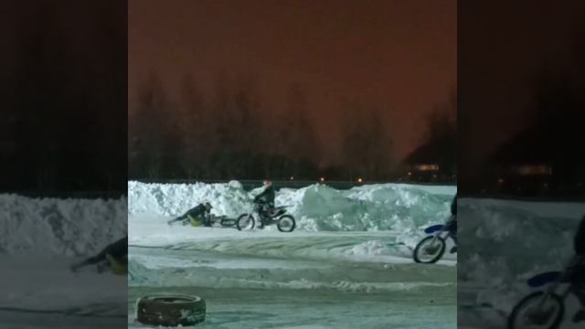 Безумные трюки на мотоциклах по заснеженным склонам
