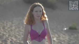 Молодая девушка в купальнике на пляже.Эротика