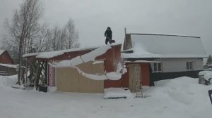УБИРАЮ СНЕГ С КРЫШИ ГАРАЖА