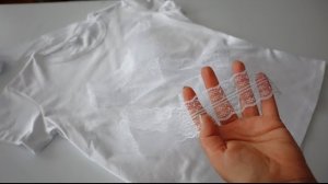 Увидела, как модельер одежды скупает дешёвые футболки, добавляет кружево и продаёт втридорога