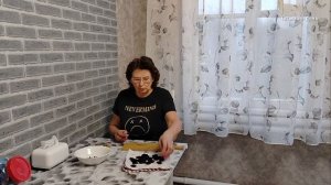 Уши, щёки, ... а хвост готовить не умею))
Десерт по - быстрому))