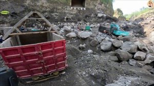 Строительство, экскаватор копает песок