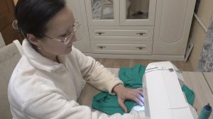 Декабрь 2025 года. Шторки стираем. Перешиваю платье за 150 рублей. ))  Салатик свекольный с орехами.