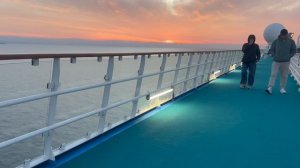 Новогоднее настроение и закат на круизном лайнере