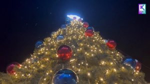 Новогодняя ёлка возле ДК "Корабел" в Керчи в обновленном одеянии