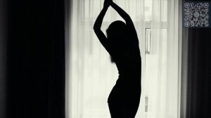 Девушка на кровати, танцует. Эротика