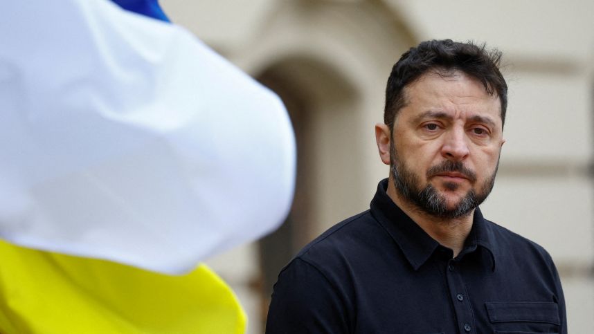 С тонущего корабля: власти Украины начали подготовку к бегству за границу