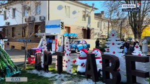 В Анапе установили новогоднюю экоелку из переработанных материалов