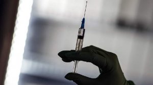 Гинцбург предложил сделать прививку от COVID-19 обязательной