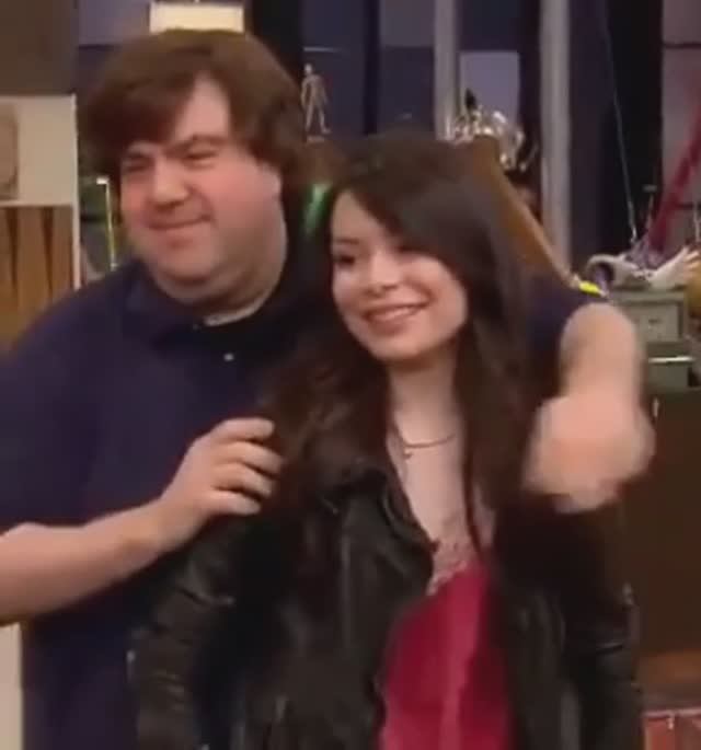 режиссер фильма трогает джинсы жопа Миранды Косгроув Вы слышите, как она шепчет: Прекрати! смотреть онлайн