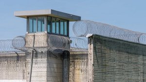 Озабоченный полицейский изнасиловал двух спящих женщин