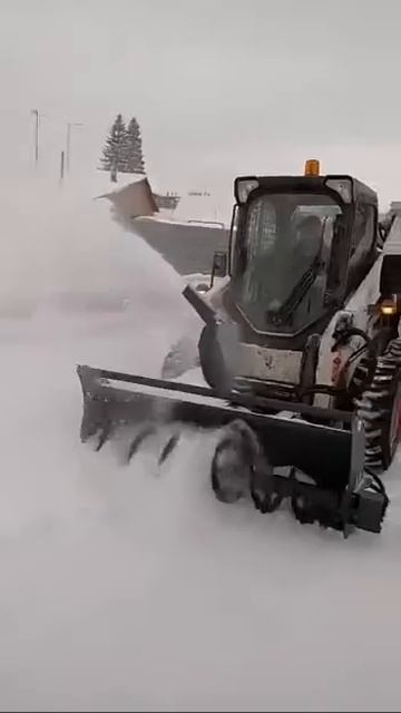 Снегоротор Exten Snowbuster SB1 на мини-погрузчике. смотреть онлайн