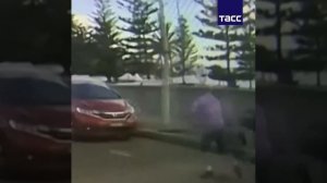🇦🇺Появилась еще одна видеозапись эпизода теракта в Австралии.
🇷🇺Там пара пытается остановить…🔽