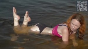 Девушка загорает на пляже. Эротика