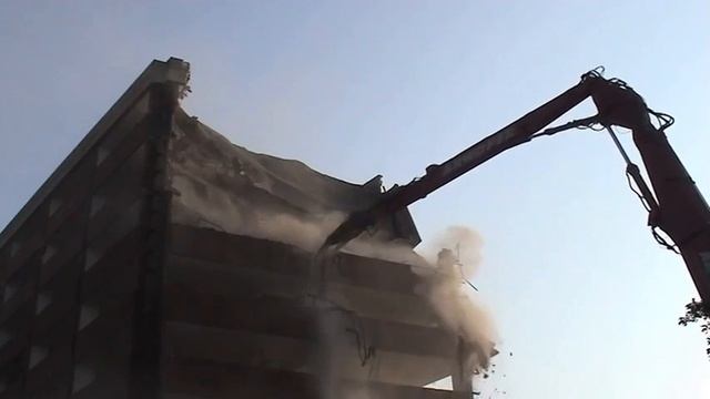 Профессиональный демонтаж здания экскаватором с длинной стрелой смотреть онлайн