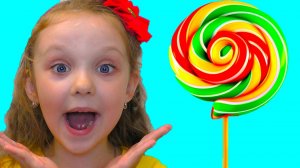 Лиза с папой и их забавная  история с конфетами /  Волшебный душ из конфет/ Видео для детей малышей