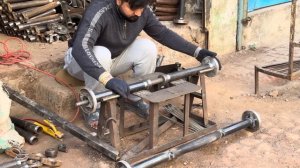 Процесс изготовления оси для мото-рикши в небольшой мастерской.