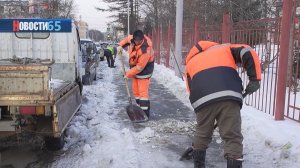 Борьба с гололедом. В областном центре борются с последствиями непогоды