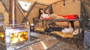 Кемпинг в снежный шторм под теплым тентом.