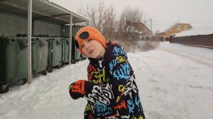 мы взрываем петарды и кидаем их в мусорные контейнеры