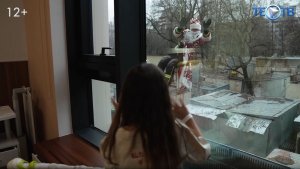 Дед мороз стучит в окно!