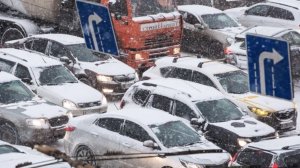 Снегопад спровоцировал пробки и аварии на дорогах во Владивостоке, Москве и Санкт-Петербурге