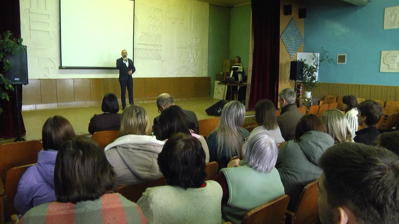 В РАБОЧИЙ ПОЛДЕНЬ смотреть онлайн